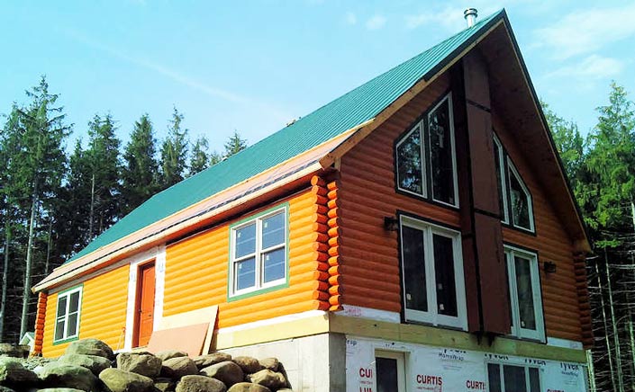 Для того, чтобы фасад из деревянного Блок Хауса не терял своих эстетических и функциональных качеств, его необходимо дополнительно обрабатывать