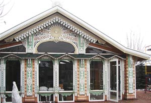 Деревянный фасад отдекорированный изразцами в русском стиле