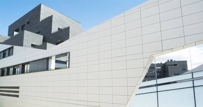 Технология навесных фасадов под керамогранитную плитку позволяет создавать сложные дизайнерский решения без ущерба для функциональности фасада