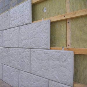 Для крупных модулей бетонной плитки подходит только сухая укладка по обрешетке
