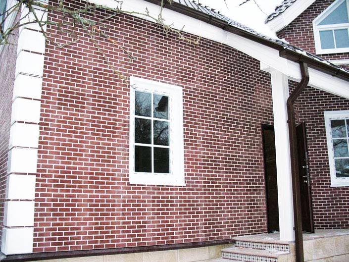 Экстерьер дома, облицованного фасадной плиткой из бетона 