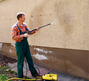 Фасадные краски довольно устойчивы к воздействиям, но использование щеток может их повредить