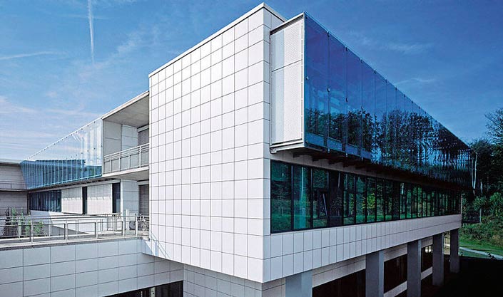 Вентилируемые фасады с использованием алюминиевых панелей очень популярны