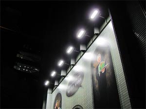 Рекламный плакат на фасаде здания с подсветкой смотрится еще более выгодно
