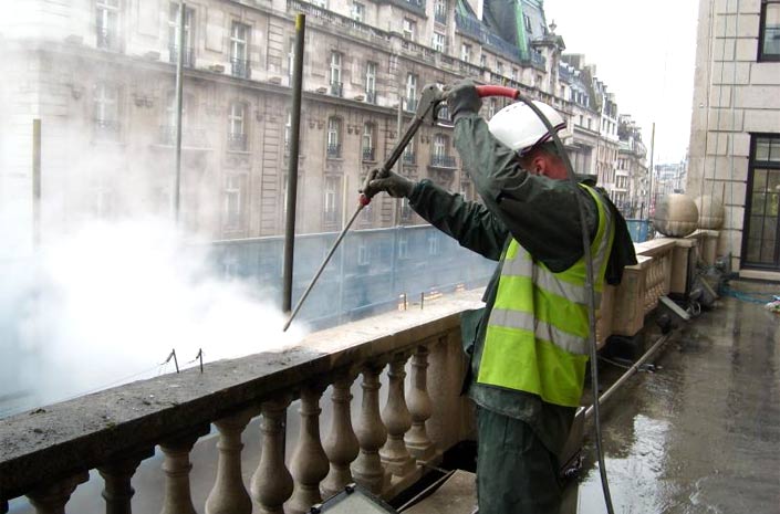 Механический метод очистки фасада при помощи струи воды под высоким давлением