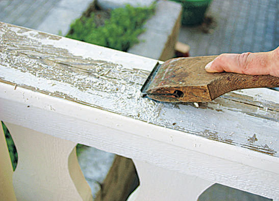 Используем скребок или шпатель, чтобы снять старый слой краски на деревянном фасаде или элементах из дерева