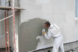 Перед монтажом декоративных фасадных плит стены необходимо выровнять и отштукатурить