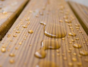 Термомодифицированная древесина обладает повышенными свойствами влагоустойчивость и почти не поддается гниению
