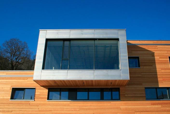 Фасад из планкена придает дому изысканность и футуристичность