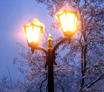 Наиболее распространённое ночное освещение в городе при помощи торшеров и столбов
