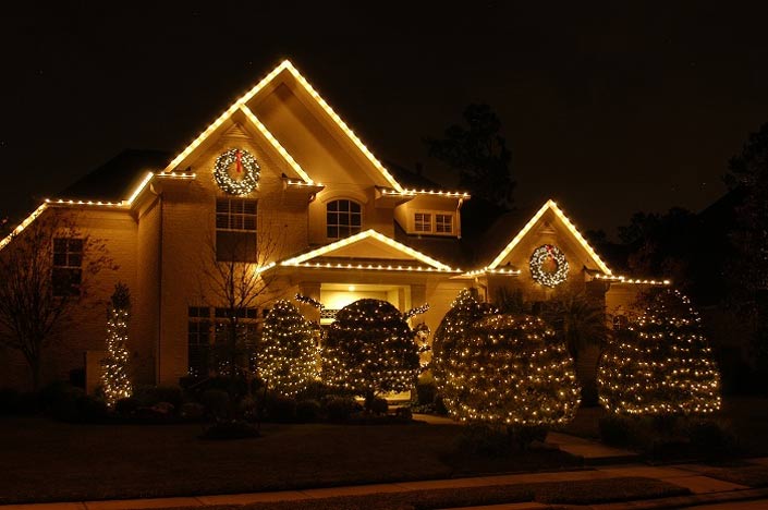 Фасад дома, украшенный к празднику своими руками с использованием светодиодов