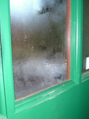 Отсутствие герметизации - основная причина появление конденсата на деревянных окнах