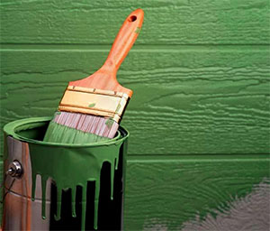 Акриловая фасадная краска считается экологически чистой, устойчивойм к износу и быстросохнущей