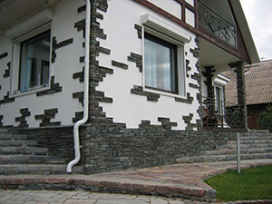 Декорирование фасада искусственным или натуральным камнем и декоративной штукатуркой - стильно и оригинально