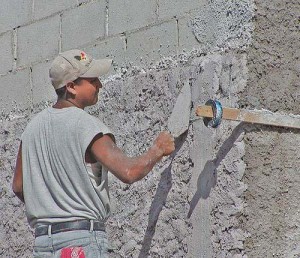 На бетонные стены для их выранивания можно нанести шпатлевку