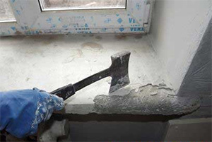 Для демонтажа бетонного подоконника потребуется физическая сила